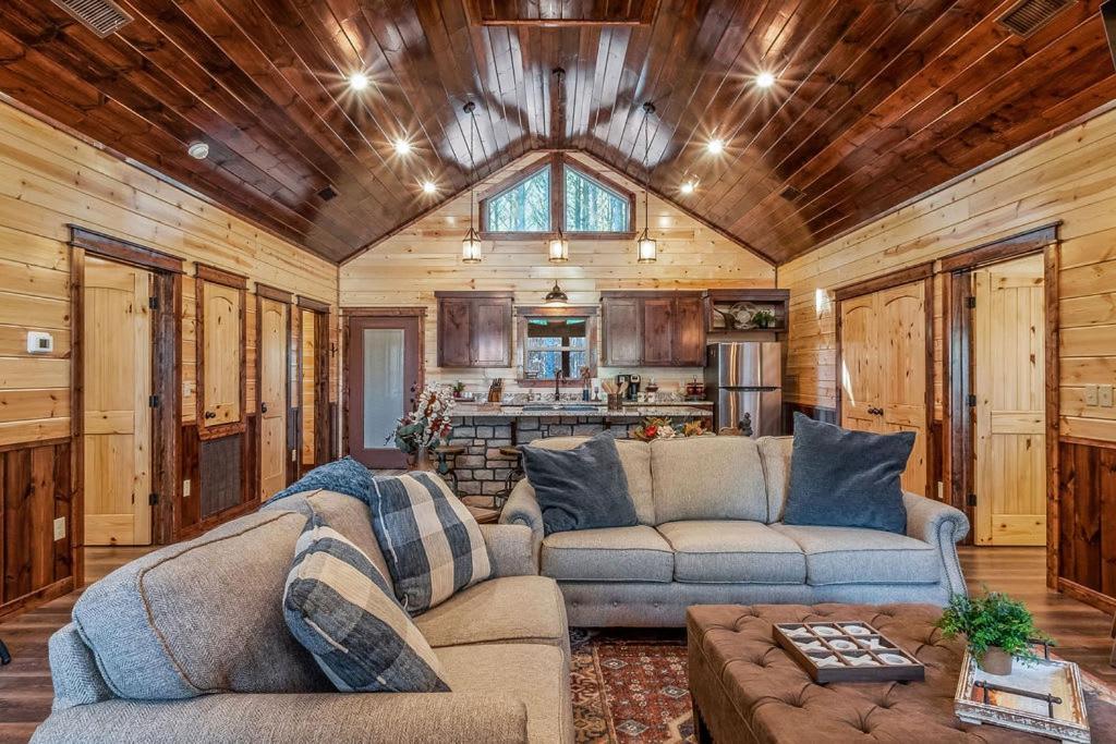 Large Luxury 2Br Cabin W Hot Tub Double Trouble Was Designed For Fun Comfort And Memories Minutes From Buzzling Hochatown And Beautiful Beaver Bend State Park ブロークン・ボウ エクステリア 写真