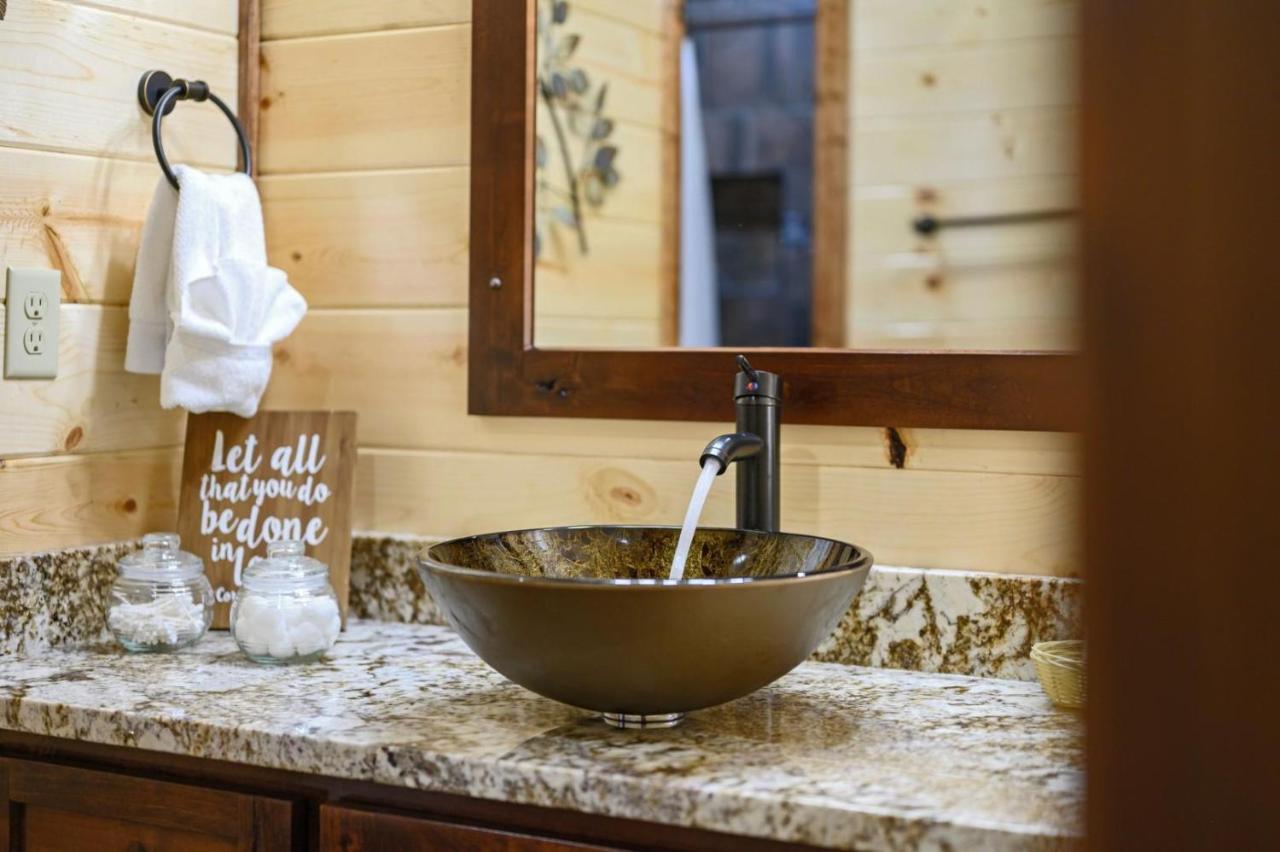 Large Luxury 2Br Cabin W Hot Tub Double Trouble Was Designed For Fun Comfort And Memories Minutes From Buzzling Hochatown And Beautiful Beaver Bend State Park ブロークン・ボウ エクステリア 写真